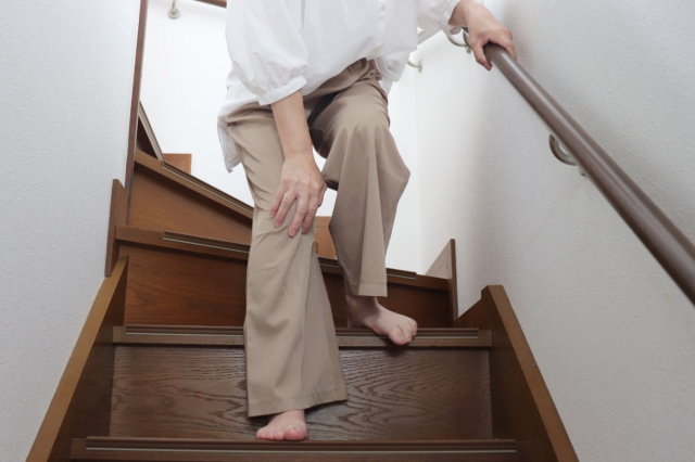 階段の上り下りで起こる膝の痛みについて